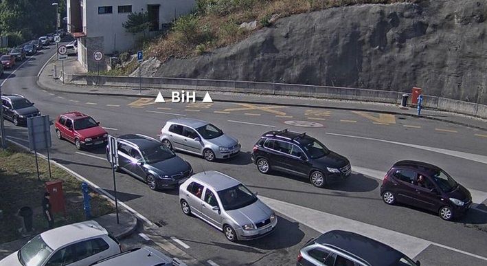 Gužve na izlazu iz BiH: Duge kolone vozila na tri granična prijelaza