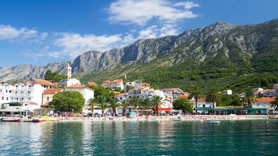 Zahvaljujući prisebnosti ostalih kupača, žena je izvučena na obalu gdje je započeta reanimacija.