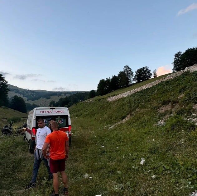 Osoba koja je upravljala kvadom zadobila je povrede noge, leđa i ruke. Povrede su zbrinute, a osoba prebačena do vozila HMP Kantona Sarajevo koje je osobu preuzelo
