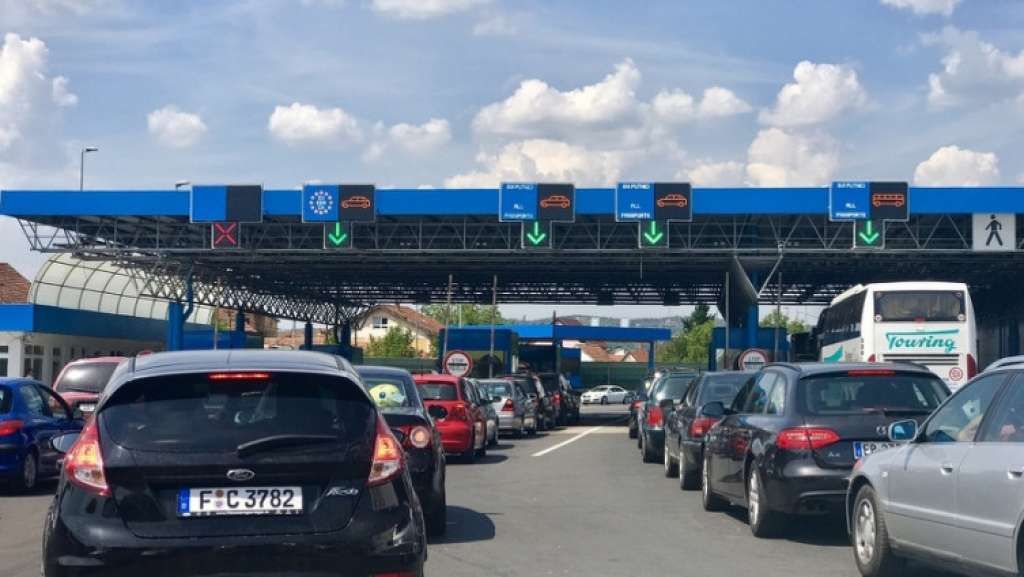 Sanacioni radovi aktuelni su na magistralnim putevima: Kladanj-Vlasenica, Prozor-Gornji Vakuf/Uskoplje, Foča-Ustikolina, Dobro Polje-Miljevina, Bijeljina-Rača, Olovo – Semizovac.
