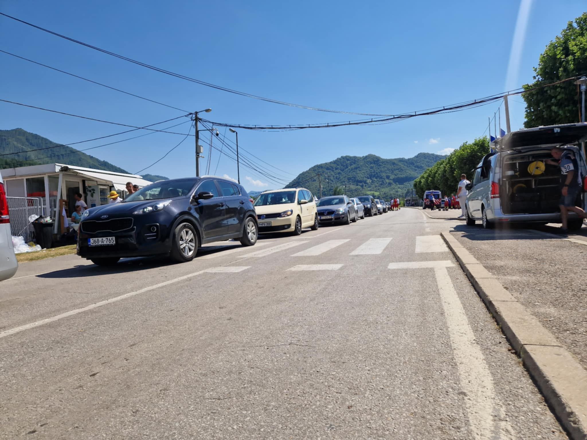 Policija reguliše saobraćaj u svim smjerovima, ali s obzirom na veliku gužvu, nemoguće je normalno saobraćati ovim dijelom puta