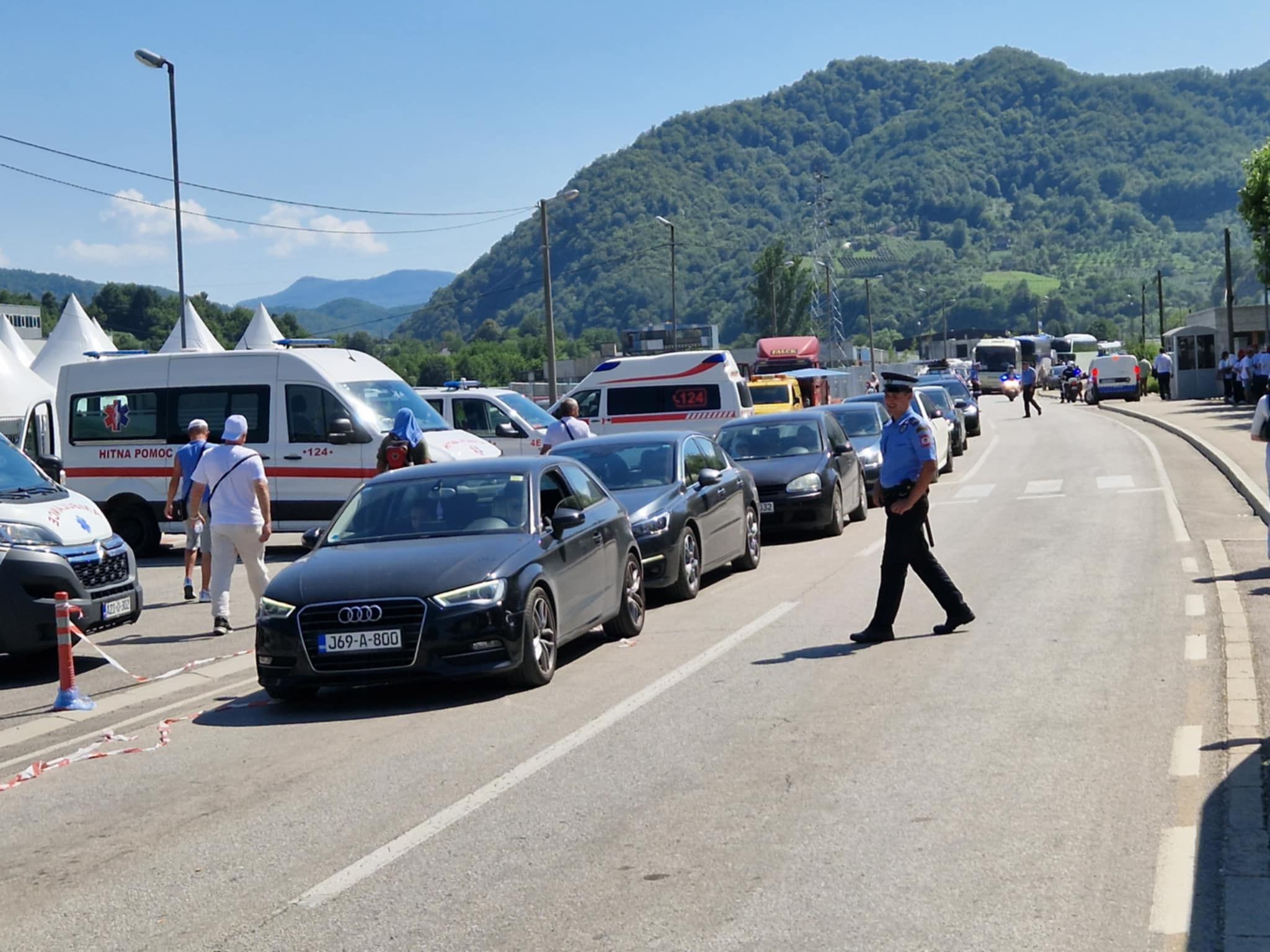 Policija reguliše saobraćaj u svim smjerovima, ali s obzirom na veliku gužvu, nemoguće je normalno saobraćati ovim dijelom puta