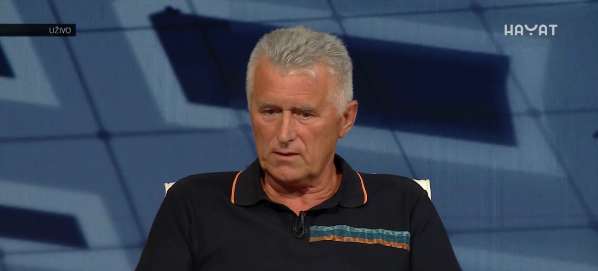 Oni su se kratko odvojili, minuticu, kada sam se odvojio do najbližeg autobusa