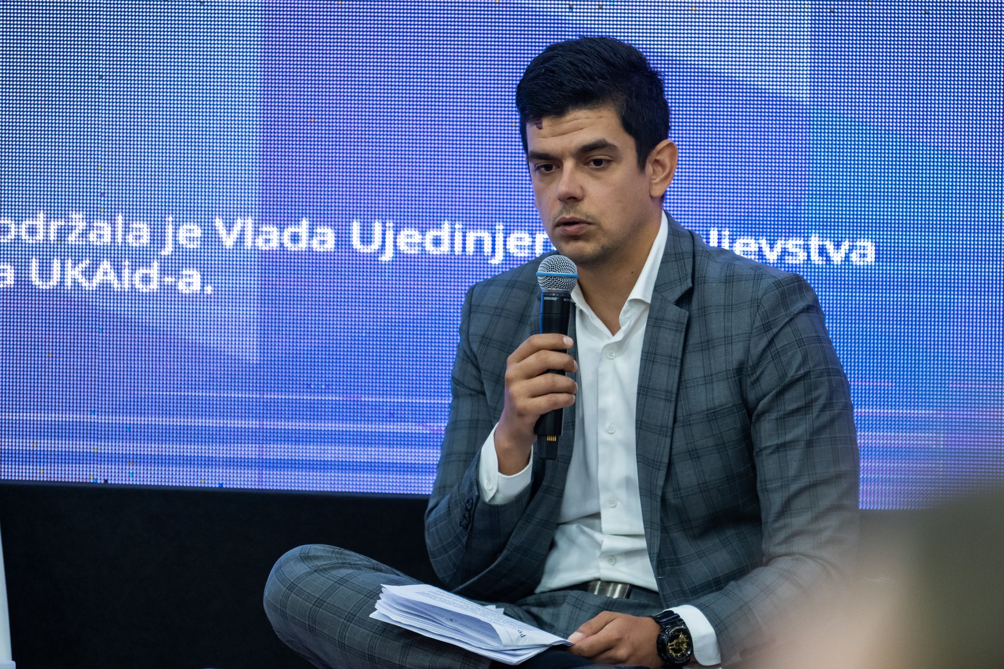 U Bosni i Hercegovini dvadesetak različitih pravnih propisa uređuje oblast prava i zaštite porodica sa djecom, majki, majčinstva i roditeljstva