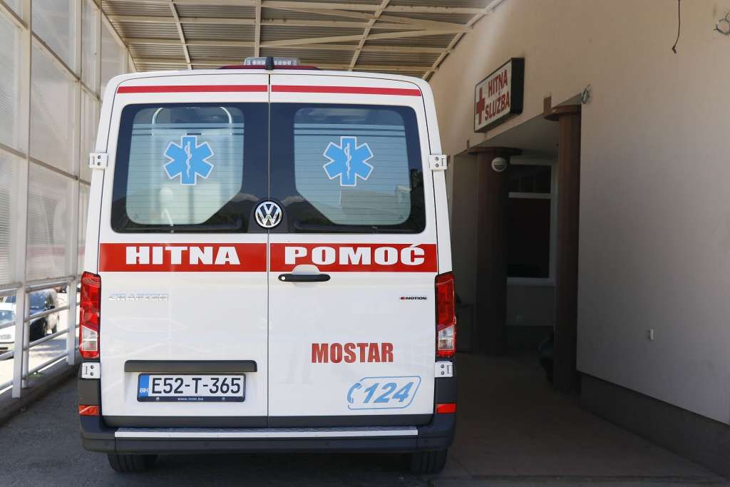 On je istakao da se ljudima, pogotovo hroničnim bolesnicima, preporučuje uglavnom da izbjegavaju izlazak od 09.00-10 sati do 19.00-20.00 sati poslije podne.