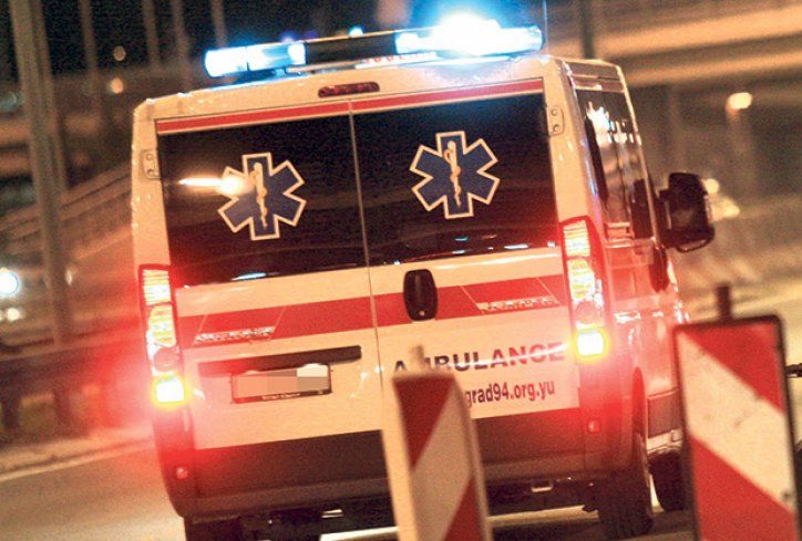 Na lice mjesta brzo su stigli vozilo hitne pomoći i policija