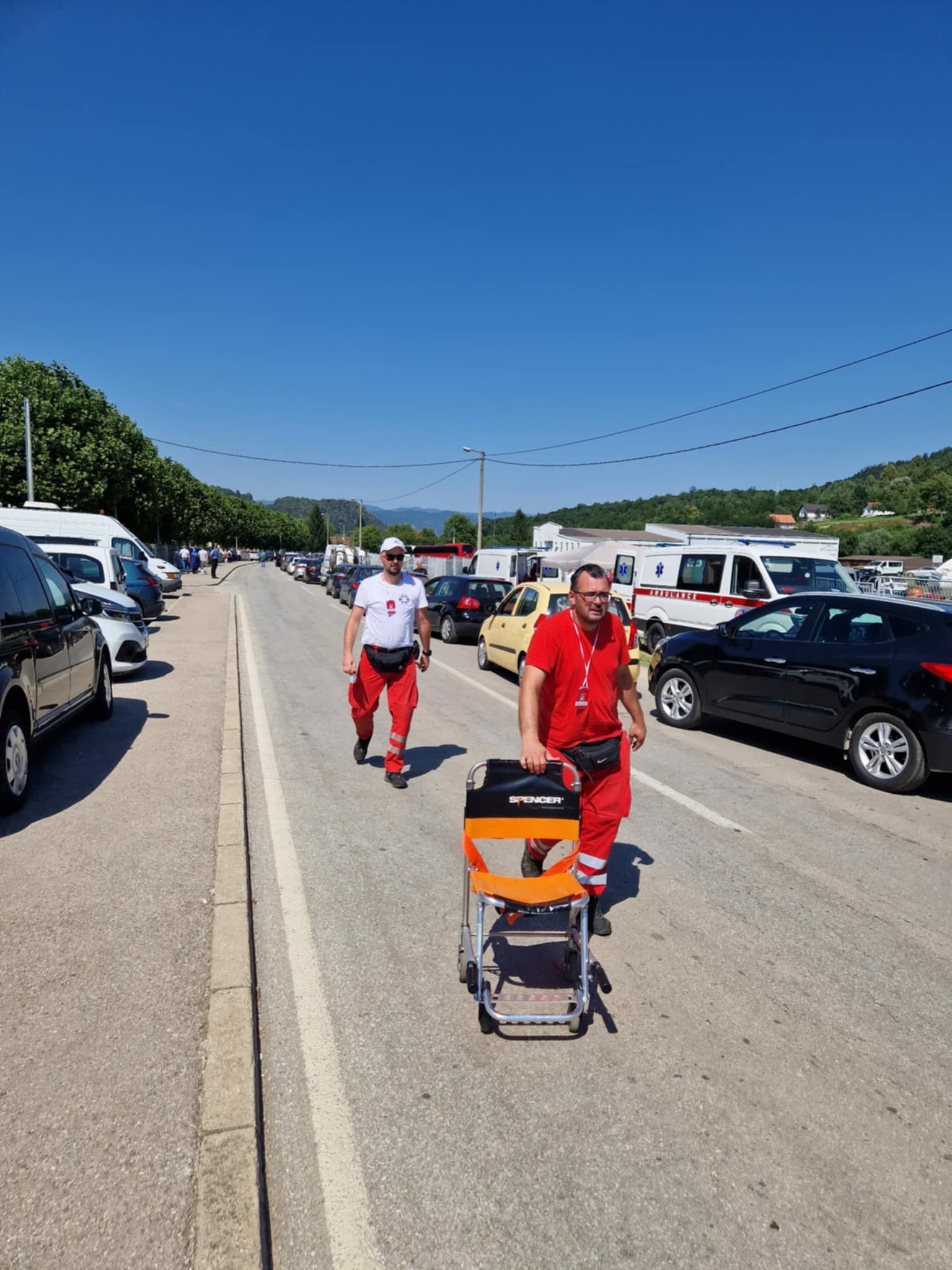 Gubili svijest i za vrijeme dženaze: Hitna pomoć imala pune ruke posla u Potočarima