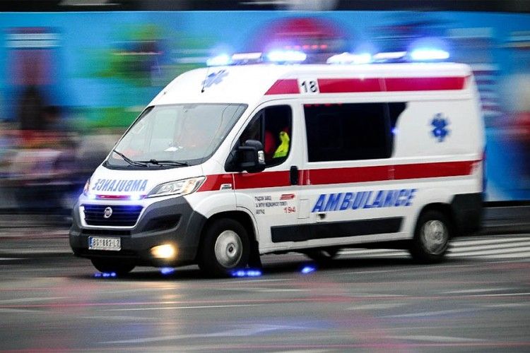 Kupala se u gumenom bazenu dubine oko 25 centimetara s bratom (7) i sestrom (3)