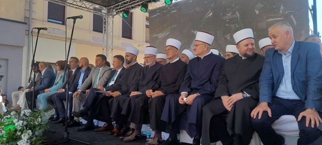 Tokom agresije na Bosnu i Hercegovinu 1992. godine džamija je teško stradala