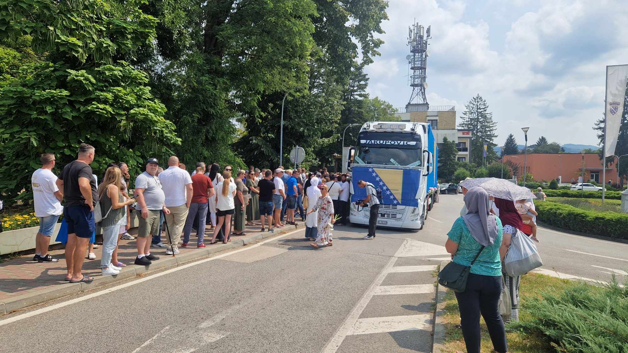Doček tužne kolone s posmrtnim ostacima žrtava u Memorijalnom centru "Kamičani" planiran je za 20 sati.