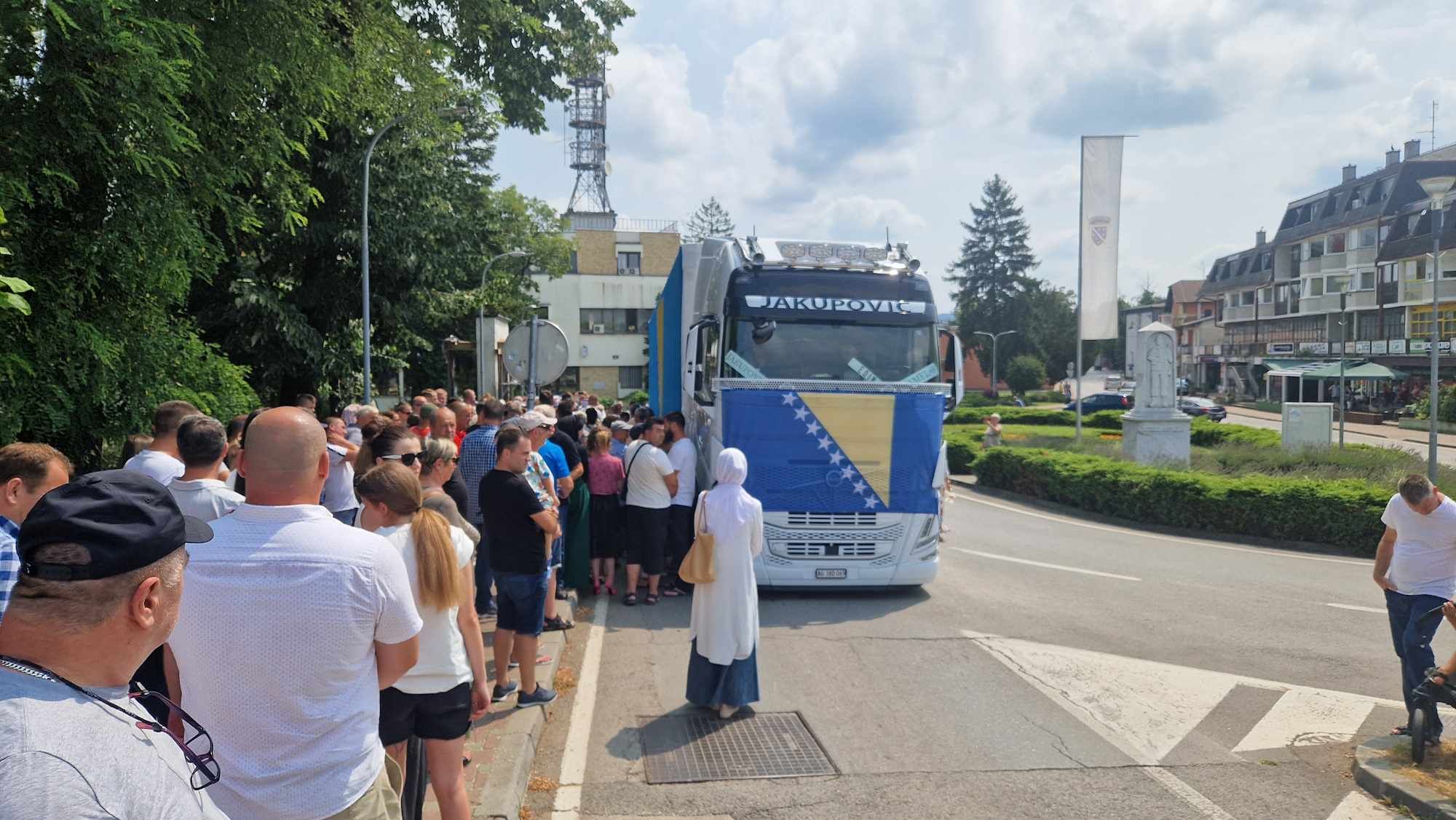 Suze u Sanskom Mostu: Ispraćeni posmrtni ostaci žrtava koji će se pokopati u Kamičanima