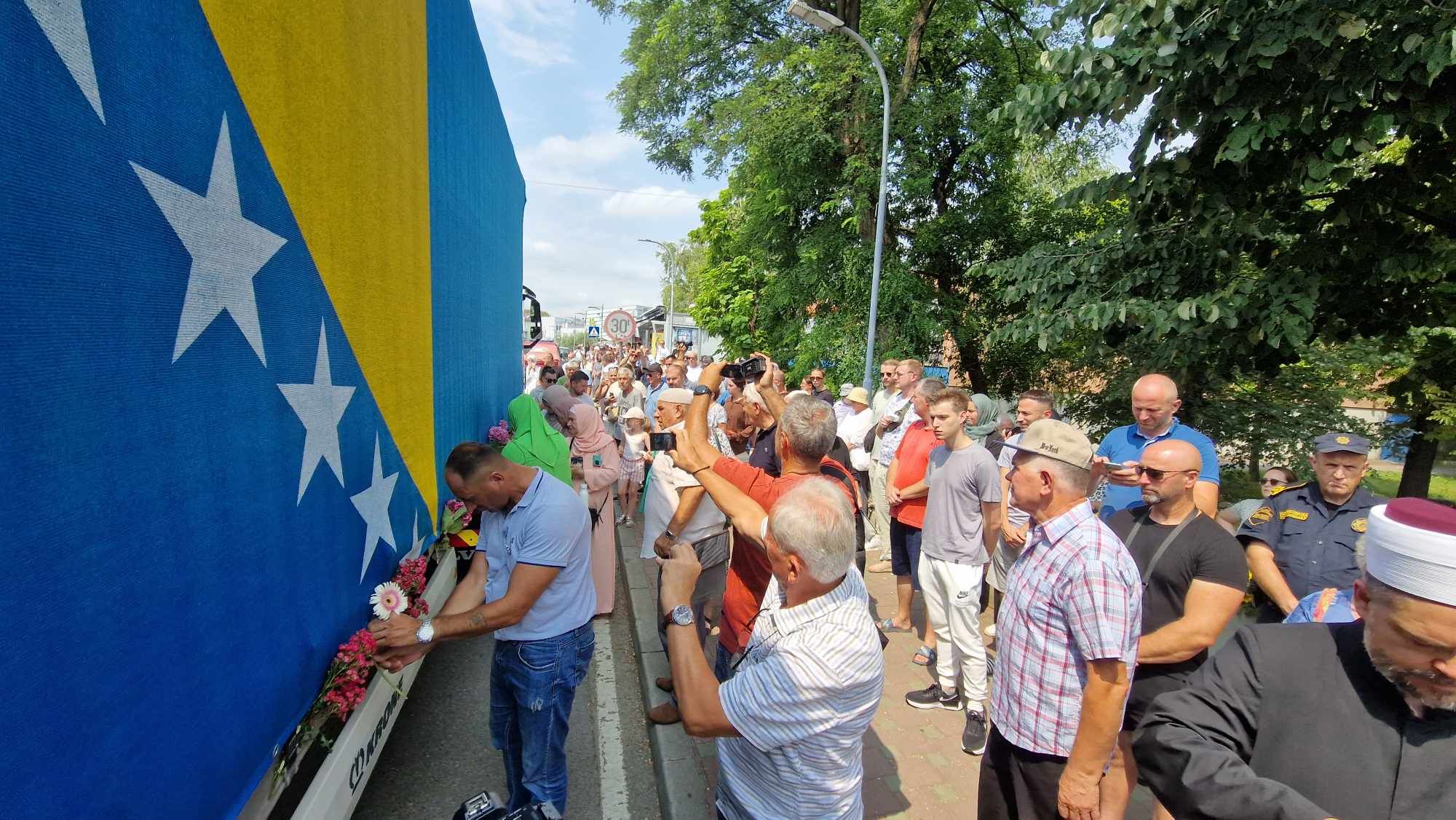 Suze u Sanskom Mostu: Ispraćeni posmrtni ostaci žrtava koji će se pokopati u Kamičanima