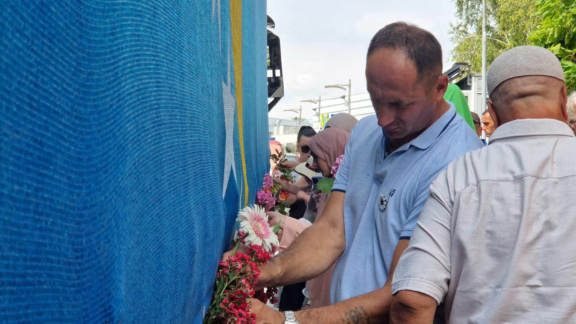 Suze u Sanskom Mostu: Ispraćeni posmrtni ostaci žrtava koji će se pokopati u Kamičanima