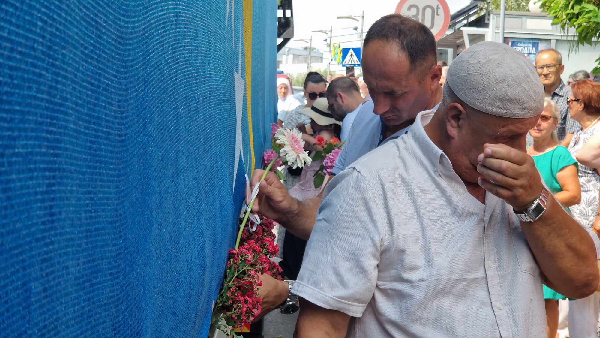 Suze u Sanskom Mostu: Ispraćeni posmrtni ostaci žrtava koji će se pokopati u Kamičanima