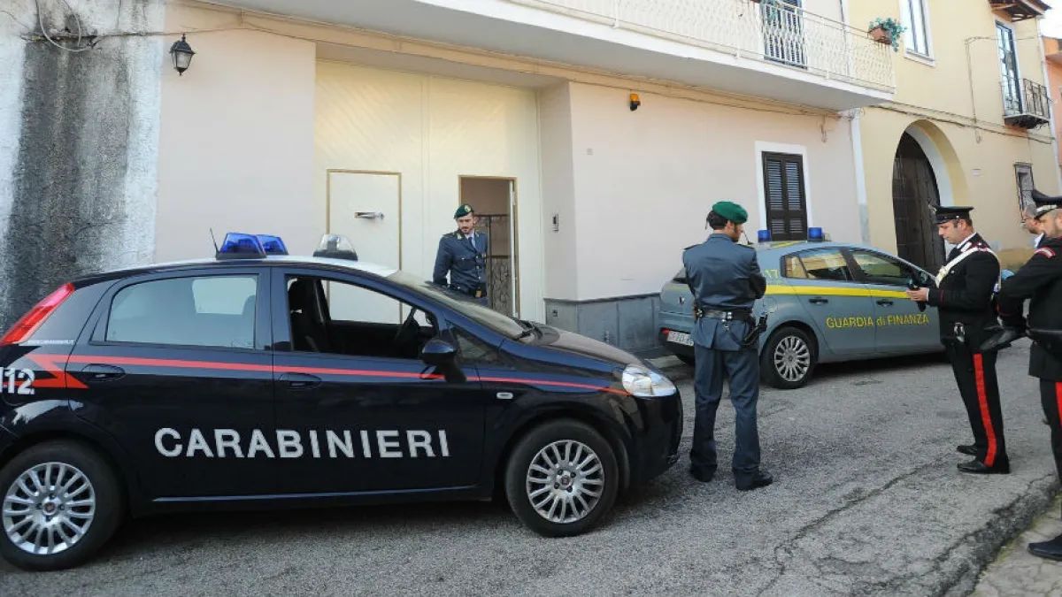 Okrenuvši se tada svojoj bivšoj, potpuno van sebe, dodao je: “Završićeš u komadićima. Pozvaću svoje prijatelje iz Napulja i ubiće te.”