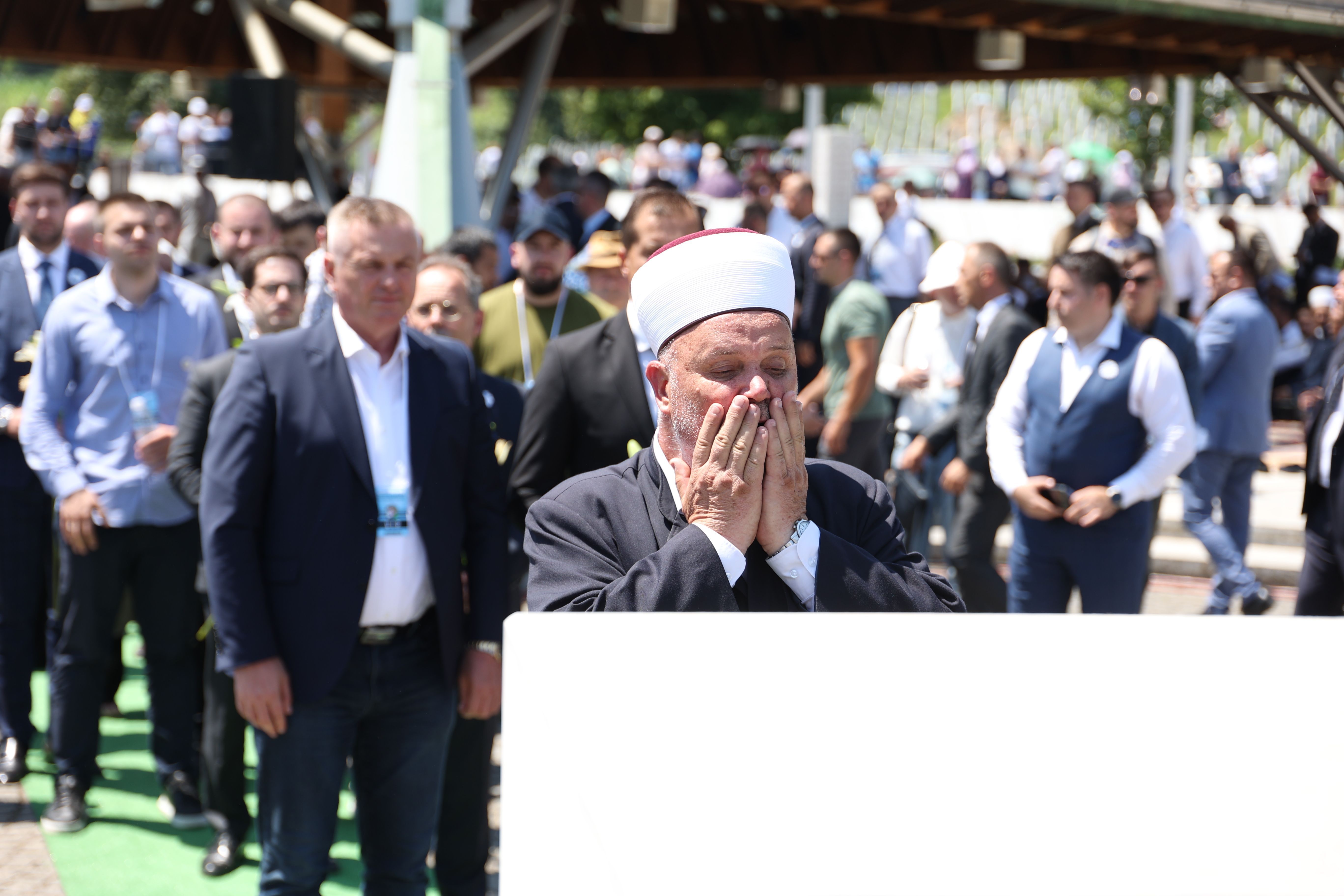 Nakon obraćanja zvaničnika na komemoraciji u Potočarima                     