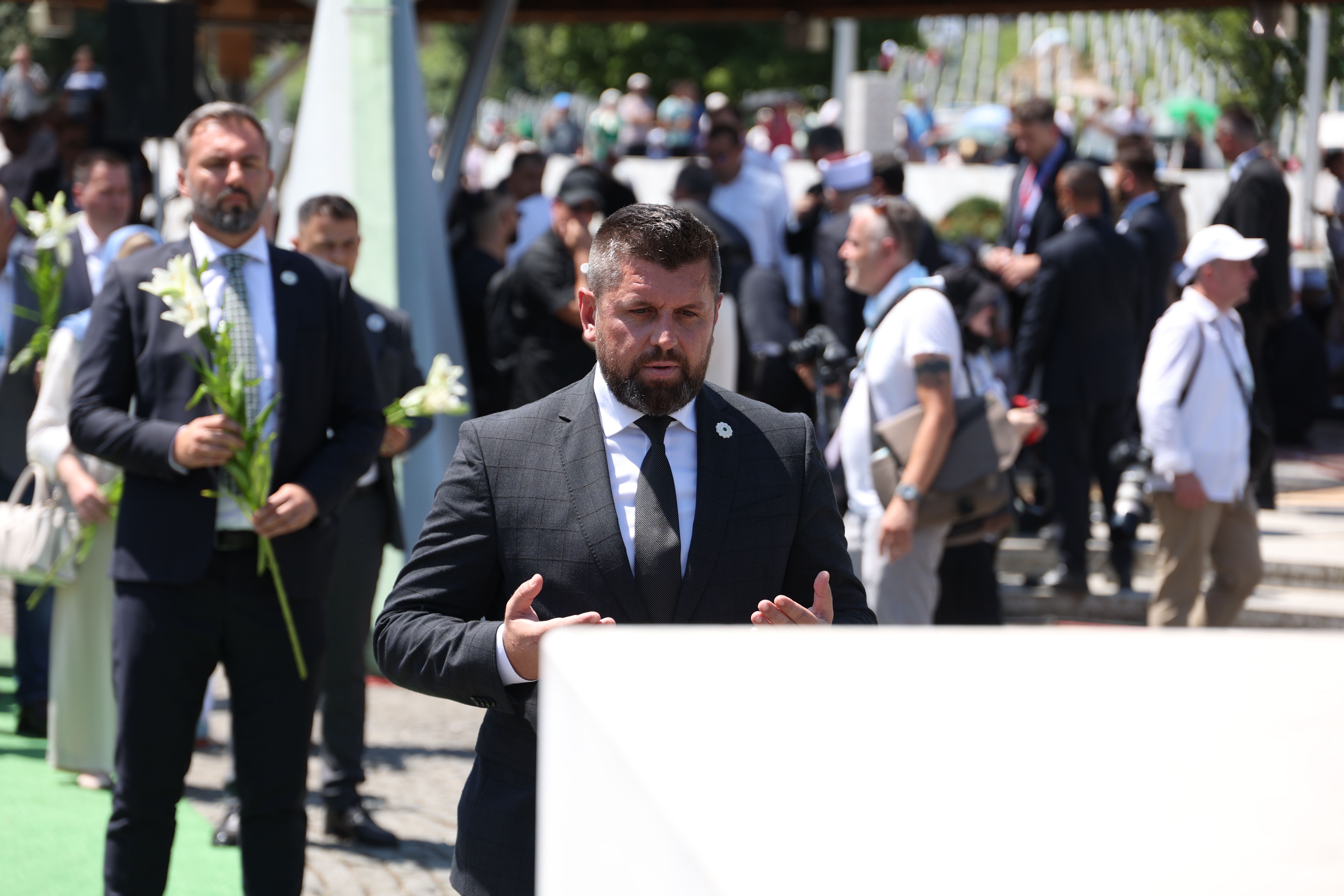 Nakon obraćanja zvaničnika na komemoraciji u Potočarima                     