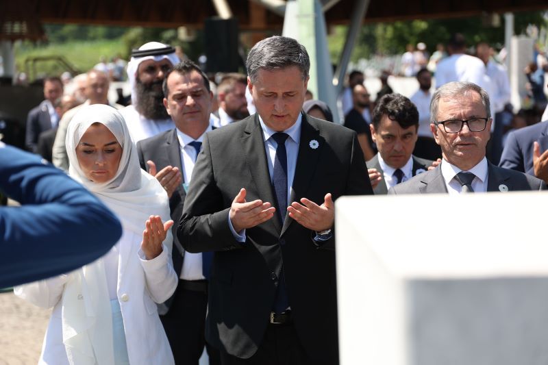 Nakon obraćanja zvaničnika na komemoraciji u Potočarima                     