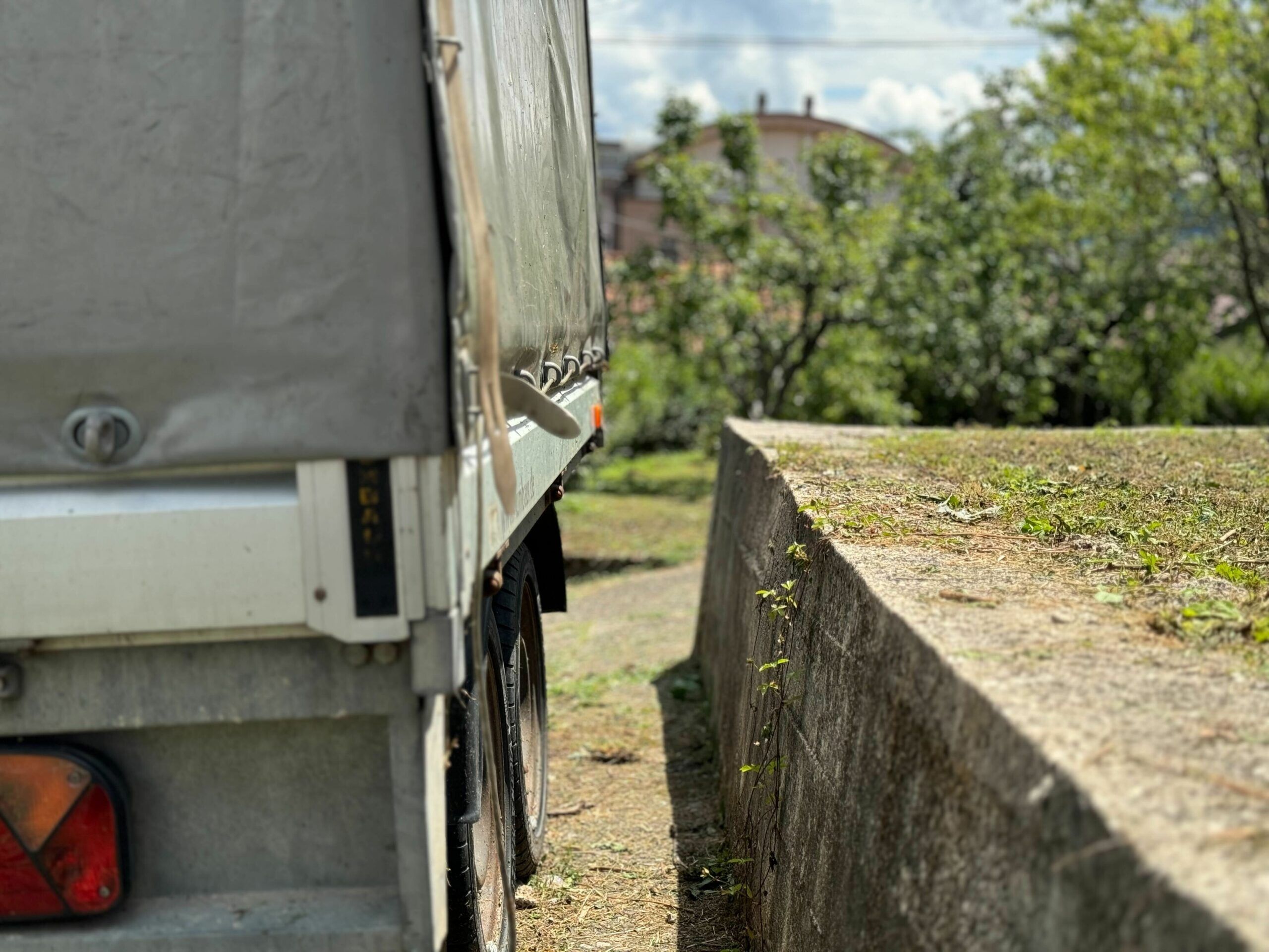 Bahatosti nikad kraja: Komšija svaki dan već godinama kamionom blokira put pješacima