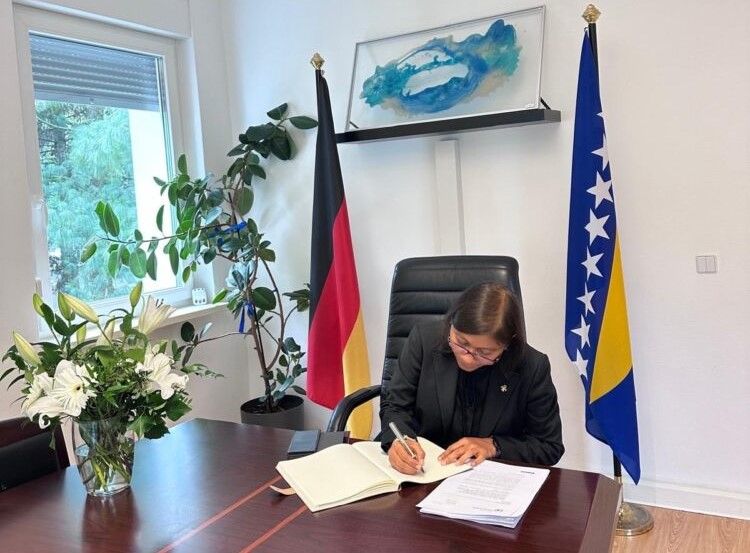 U knjigu žalosti su se upisali šefovi misija i diplomatski zvaničnici zemalja koje su bile suzdržane kod glasanja za Rezoluciju o genocidu u Srebrenici u Generalnoj skupštini UN-a