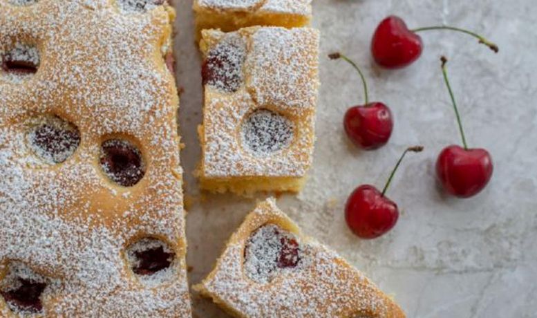 U biskvitni kolač možete umiješati i maline ili borovnice