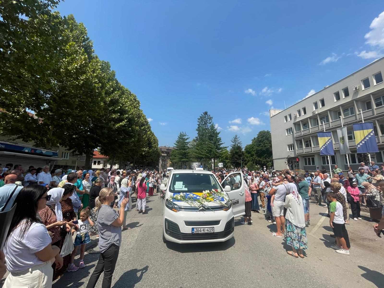 Kamion sa posmrtnim ostacima kratko se zadržao u Ilijašu i Vogošći, gdje ga je ispratio veliki broj građana, kroz suze i jecaje.