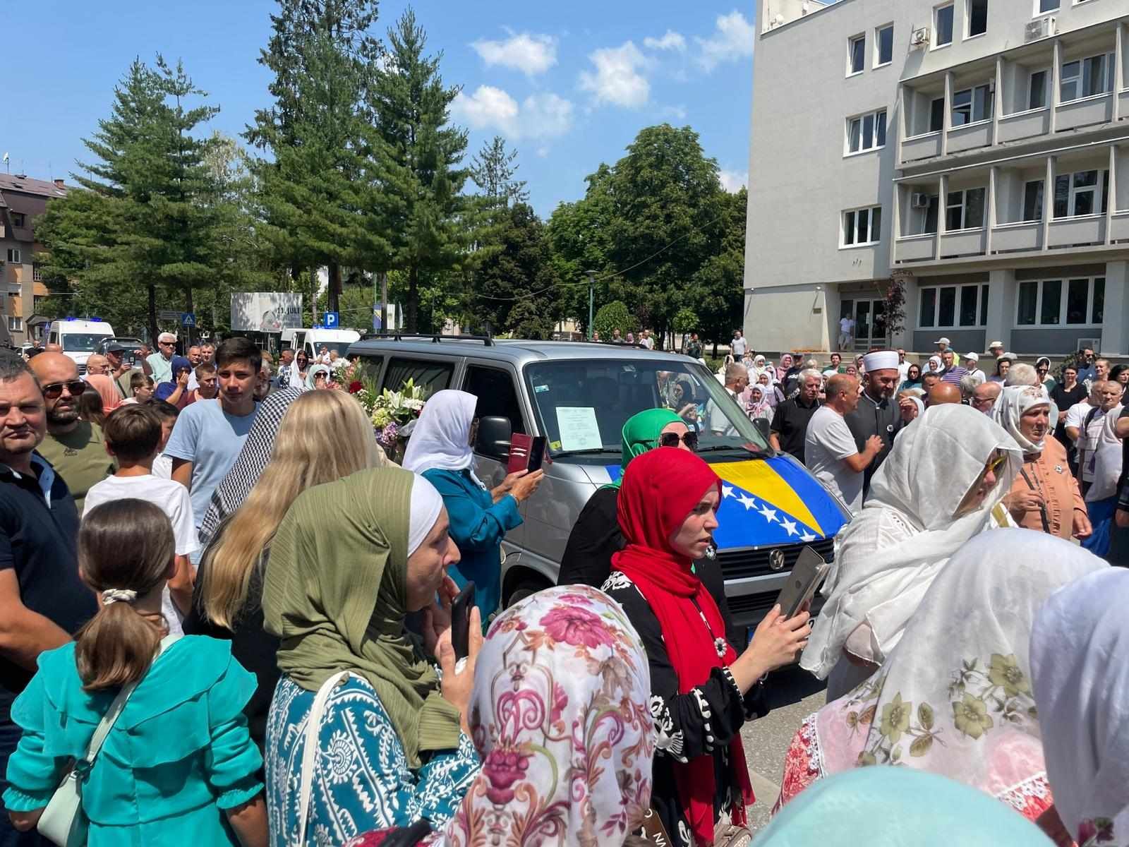 Kamion sa posmrtnim ostacima kratko se zadržao u Ilijašu i Vogošći, gdje ga je ispratio veliki broj građana, kroz suze i jecaje.