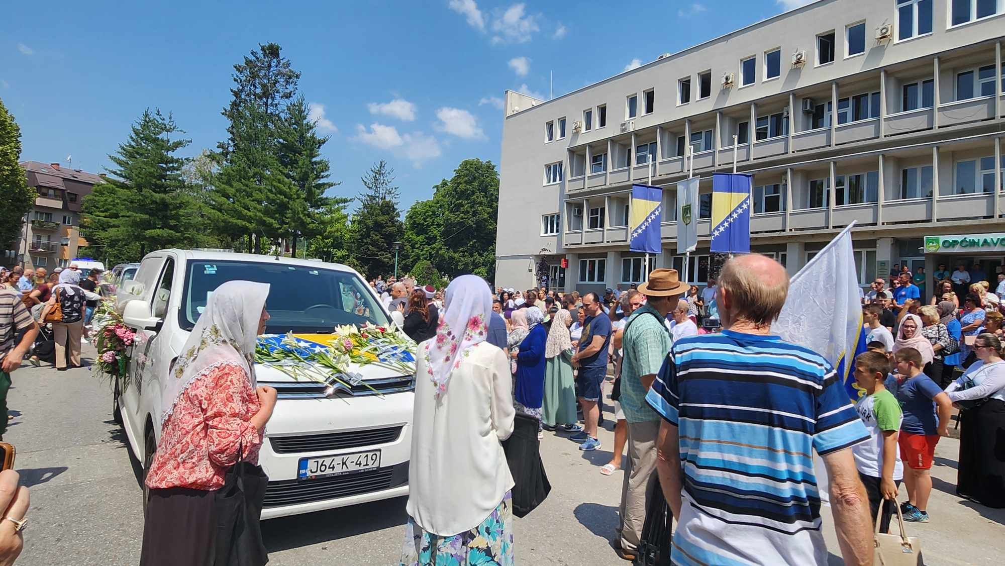 Kroz suze i jecaje iz Vogošće ispraćena kolona s posmrtnim ostacima žrtava genocida