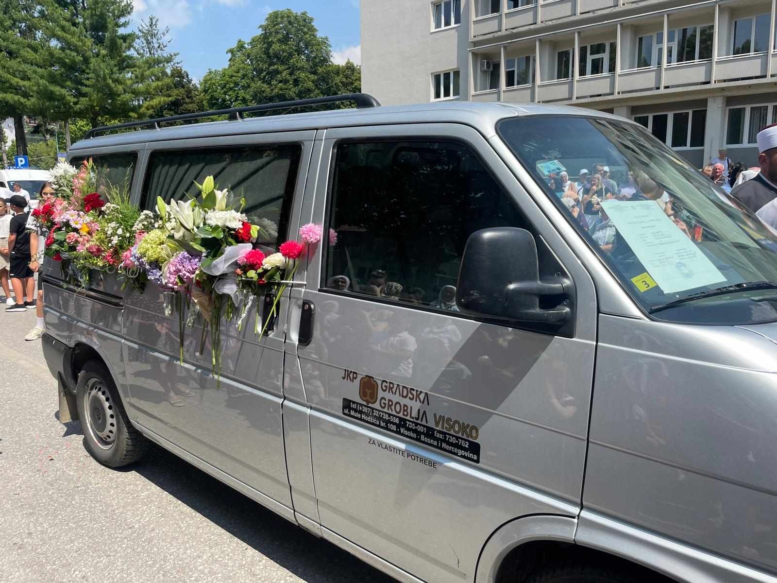 Kroz suze i jecaje iz Vogošće ispraćena kolona s posmrtnim ostacima žrtava genocida