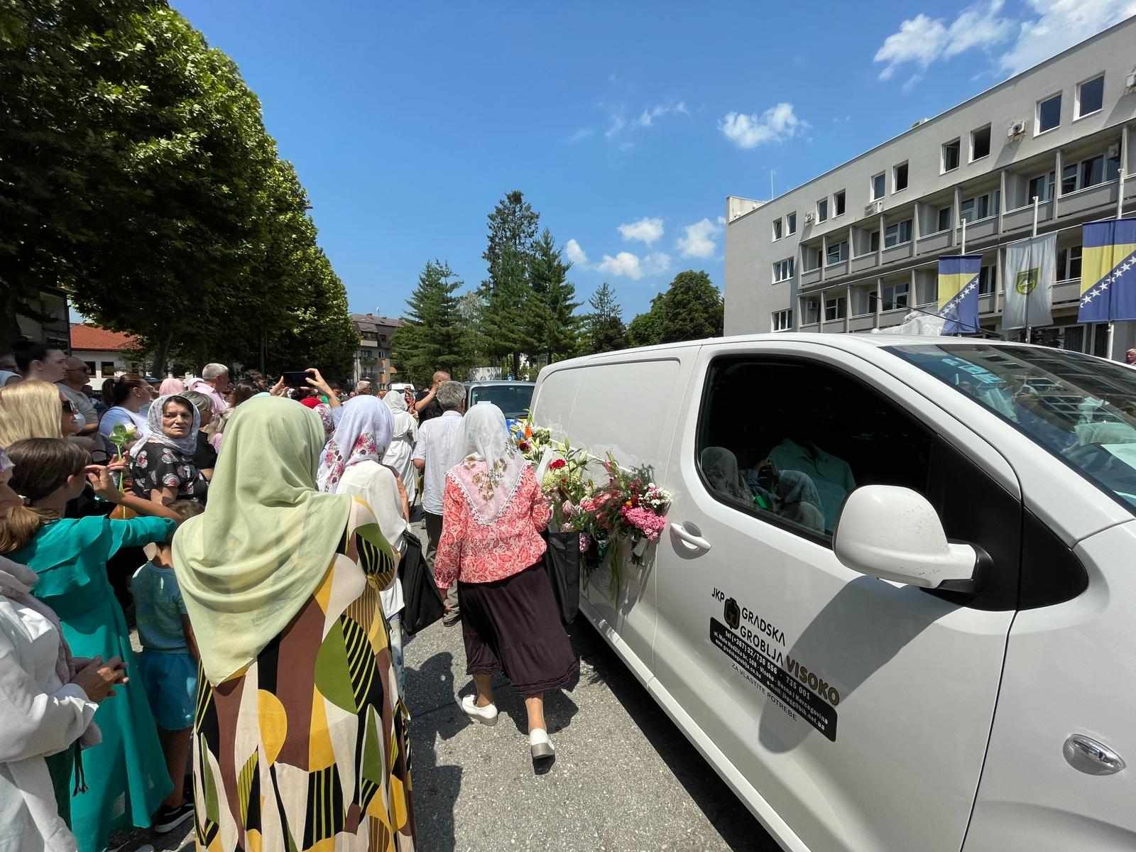 Kroz suze i jecaje iz Vogošće ispraćena kolona s posmrtnim ostacima žrtava genocida