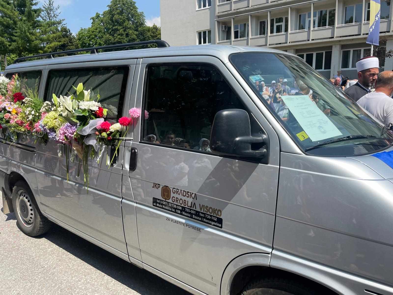 Kamion sa posmrtnim ostacima kratko se zadržao u Ilijašu i Vogošći, gdje ga je ispratio veliki broj građana, kroz suze i jecaje.