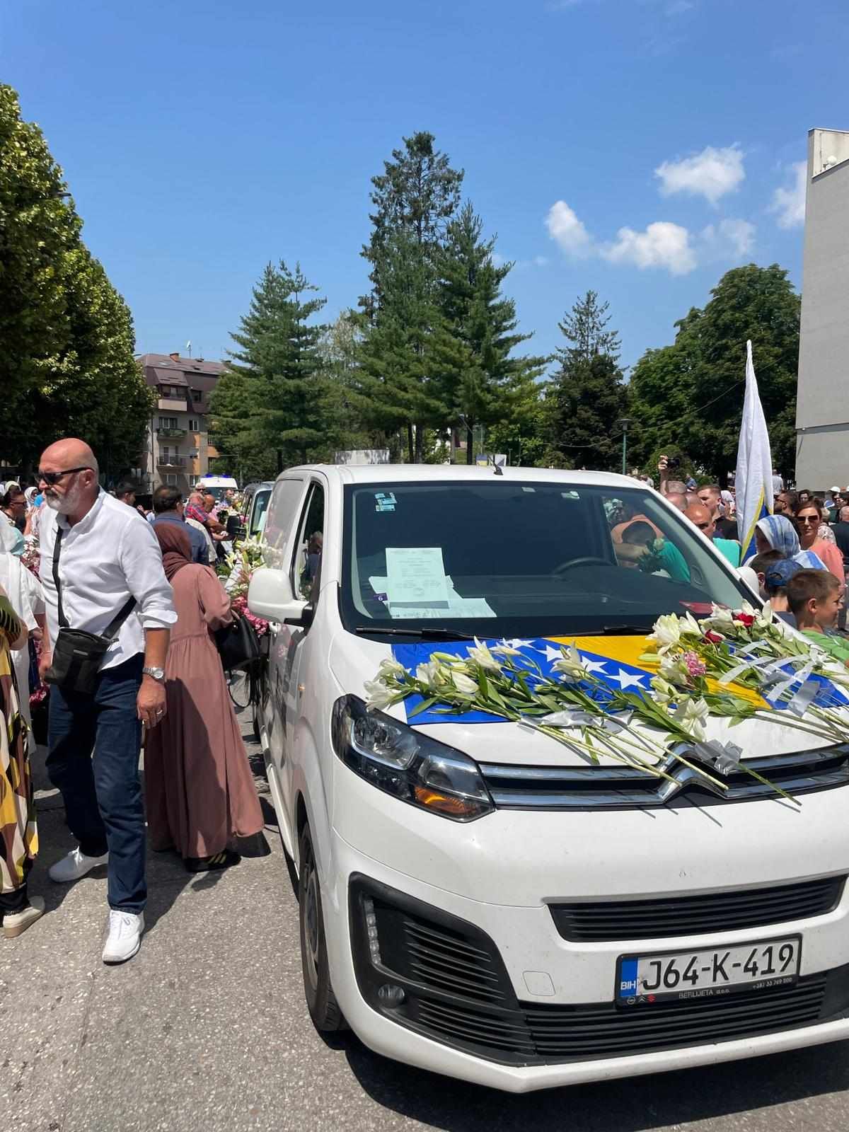 Kroz suze i jecaje iz Vogošće ispraćena kolona s posmrtnim ostacima žrtava genocida
