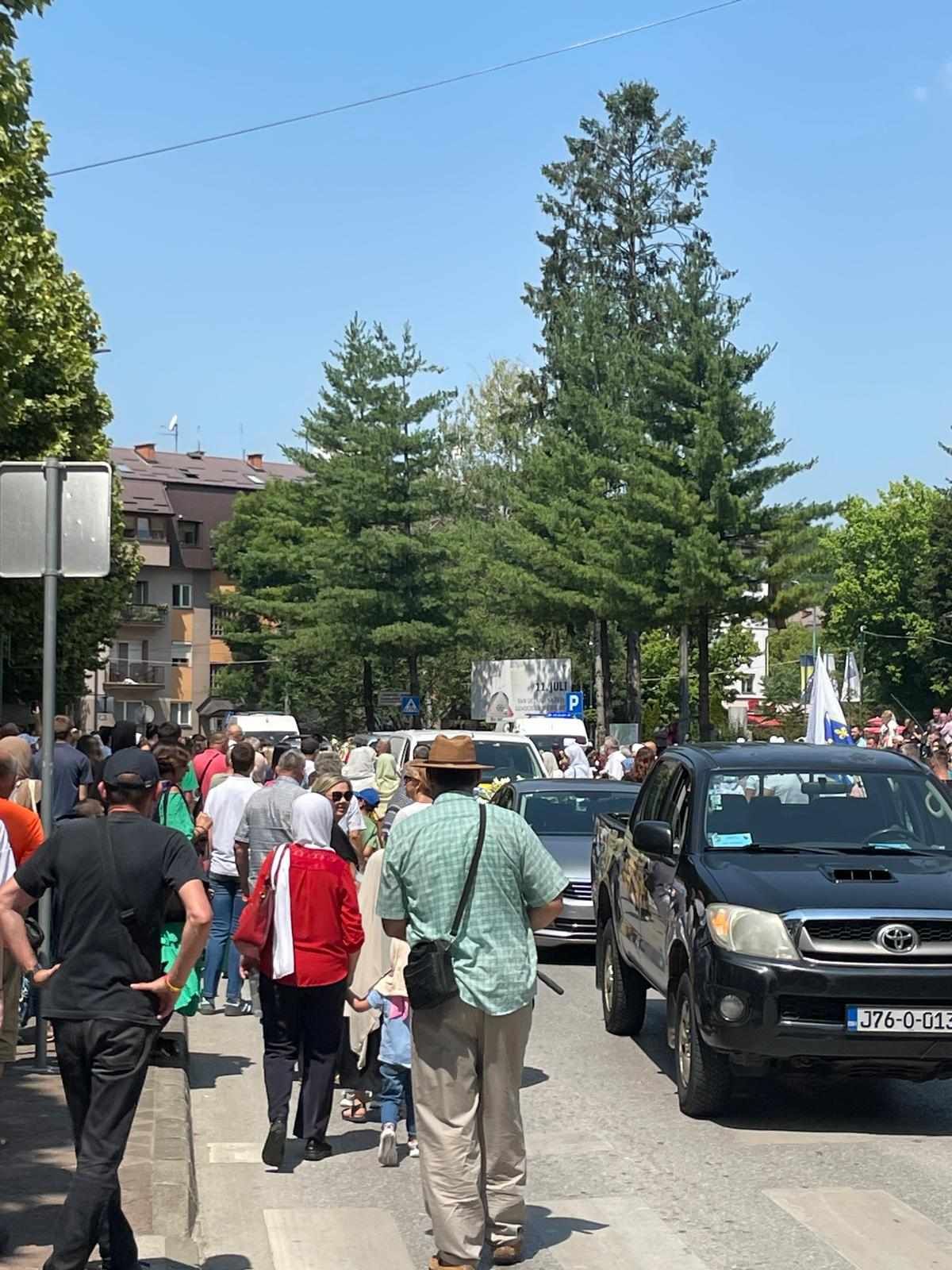Kroz suze i jecaje iz Vogošće ispraćena kolona s posmrtnim ostacima žrtava genocida