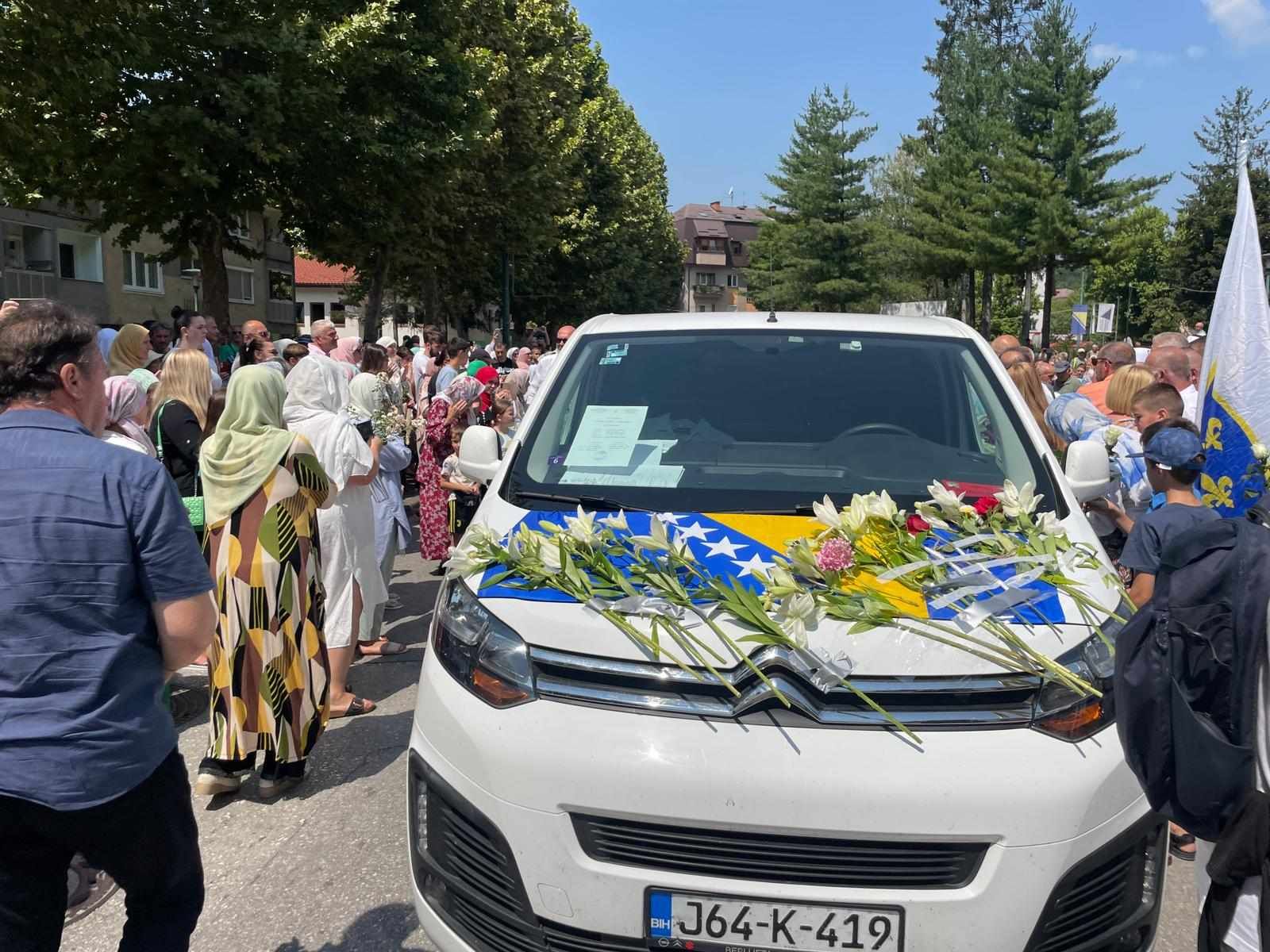 Kamion sa posmrtnim ostacima kratko se zadržao u Ilijašu i Vogošći, gdje ga je ispratio veliki broj građana, kroz suze i jecaje.