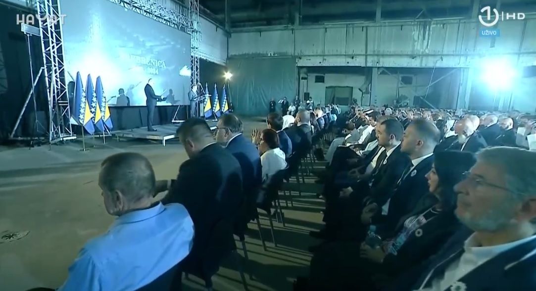 Porodice žrtava, brojni građani, te domaći i međunarodni zvaničnici jučer i danas su u Potočarima kako bi odali počast nevino ubijenim žrtvama