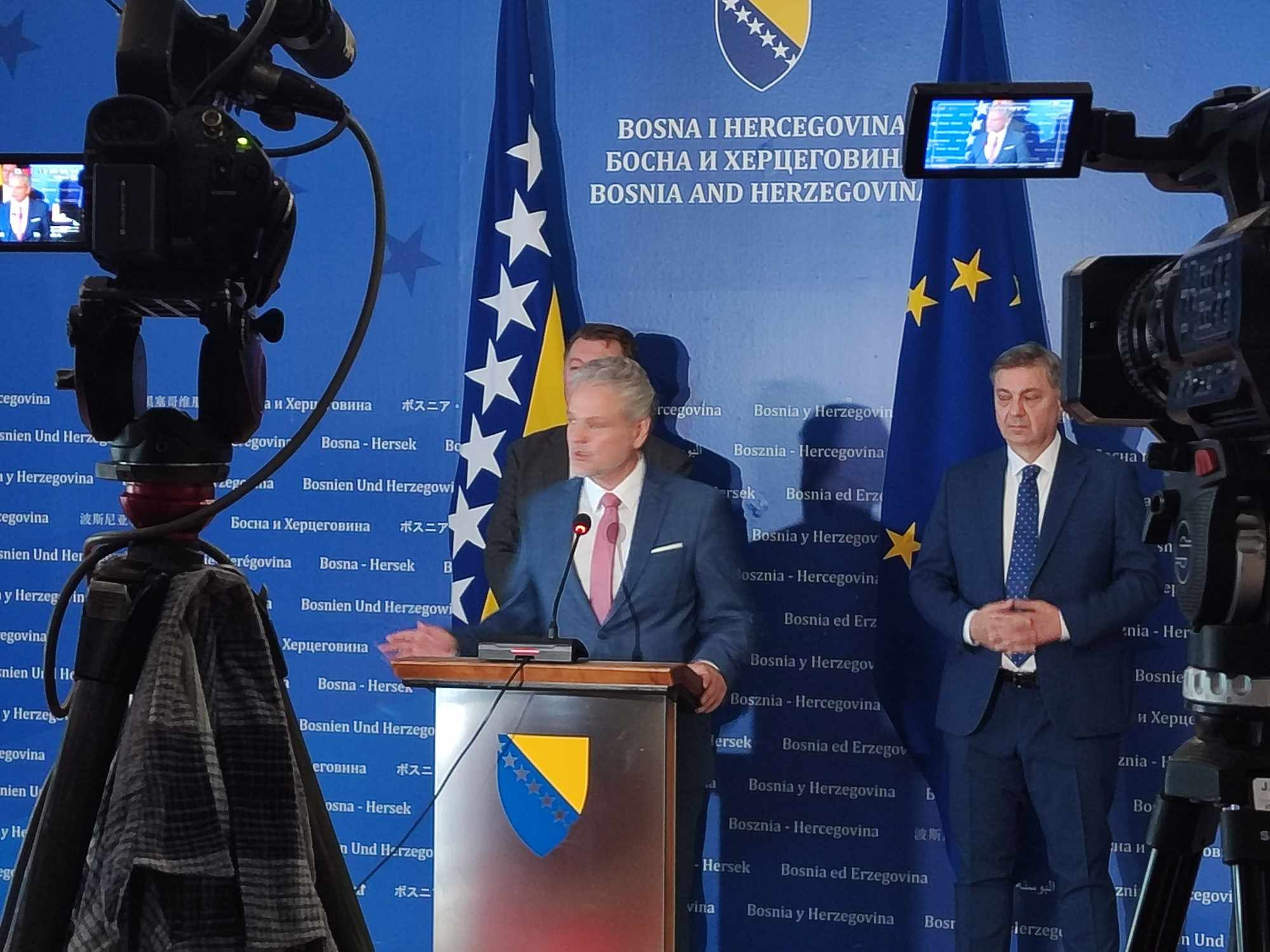 Istaknuo je i kako je često frustriran ponašanjem političara u BiH ali i ustrojem te zemlje koji pruža beskrajne mogućnosti za blokade.