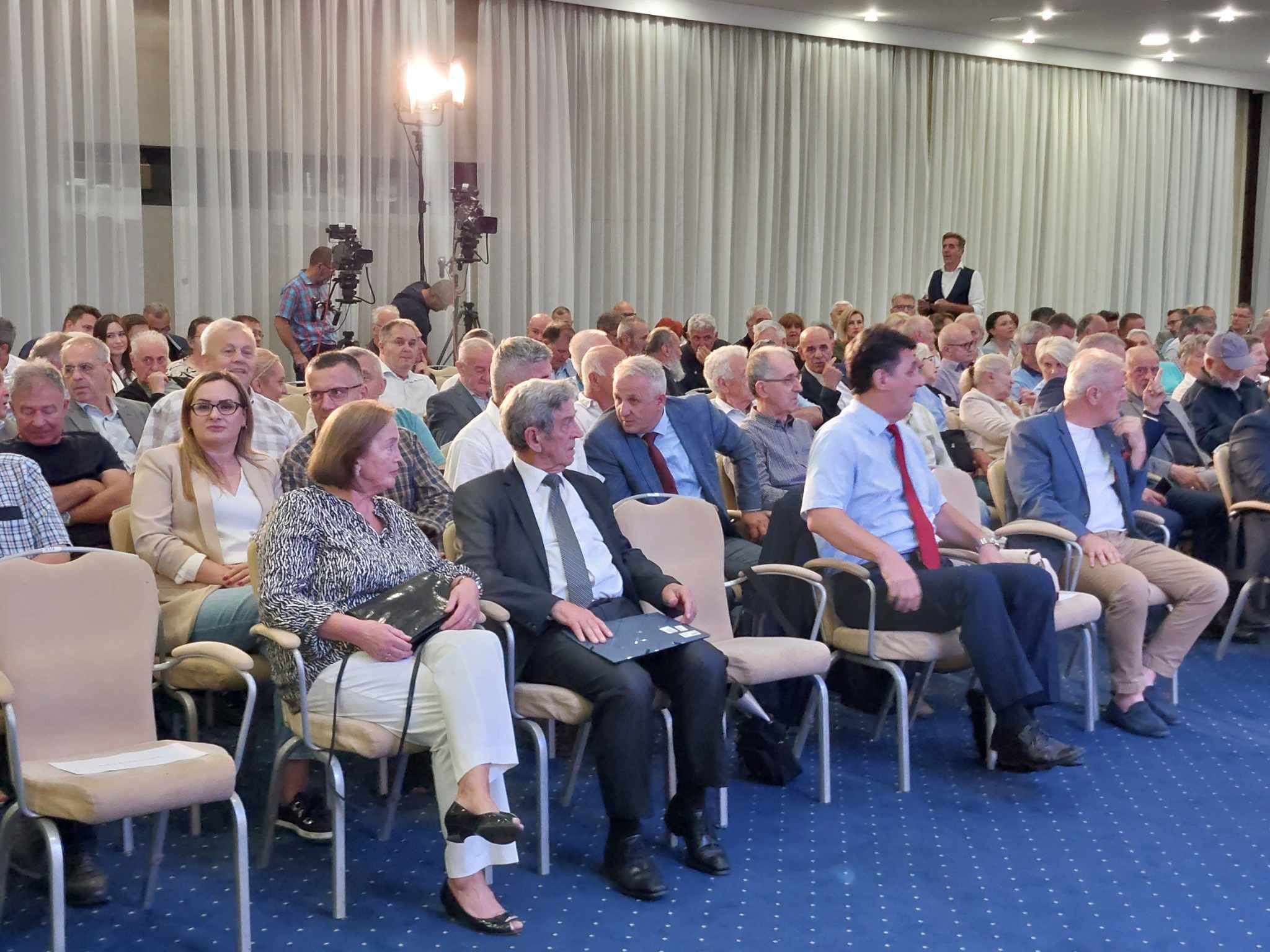 Nakon dvosatne prezentacije stavova i procjena o načinima i formatima odgovora na nasrtaje na suverenitet naše domovine, Konvencija je usvojila slijedeće: 