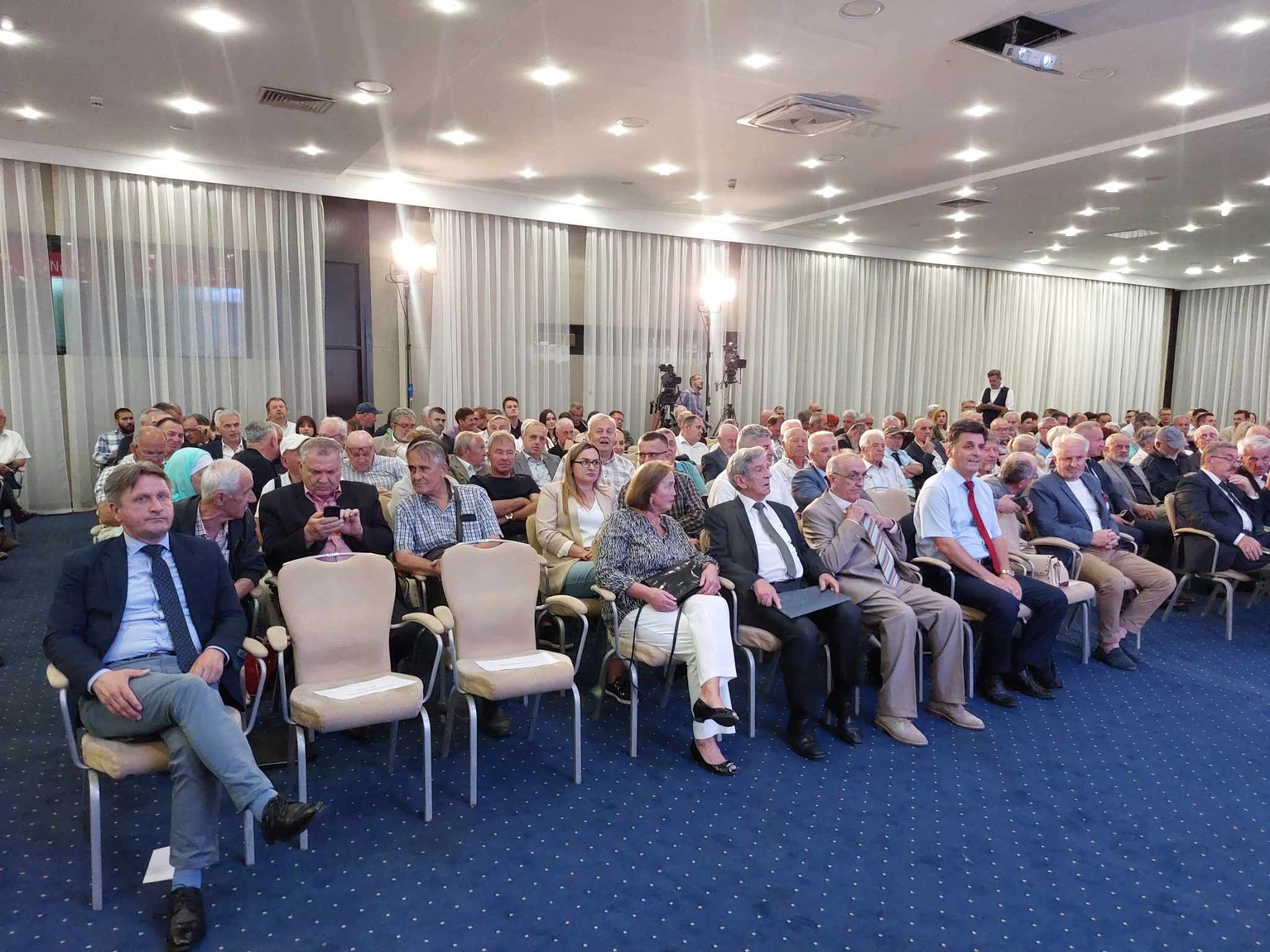 Nakon dvosatne prezentacije stavova i procjena o načinima i formatima odgovora na nasrtaje na suverenitet naše domovine, Konvencija je usvojila slijedeće: 