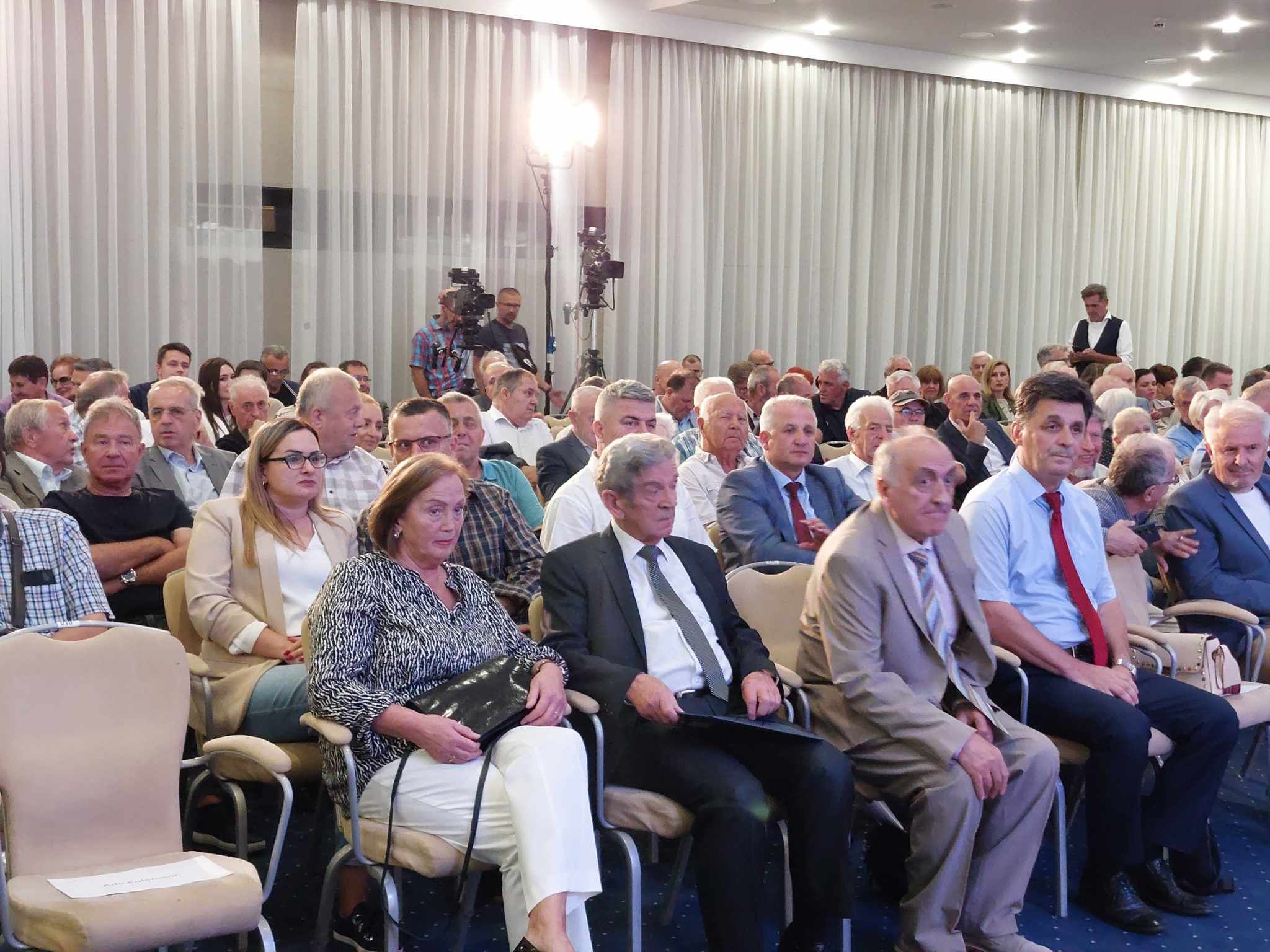 Nakon dvosatne prezentacije stavova i procjena o načinima i formatima odgovora na nasrtaje na suverenitet naše domovine, Konvencija je usvojila slijedeće: 