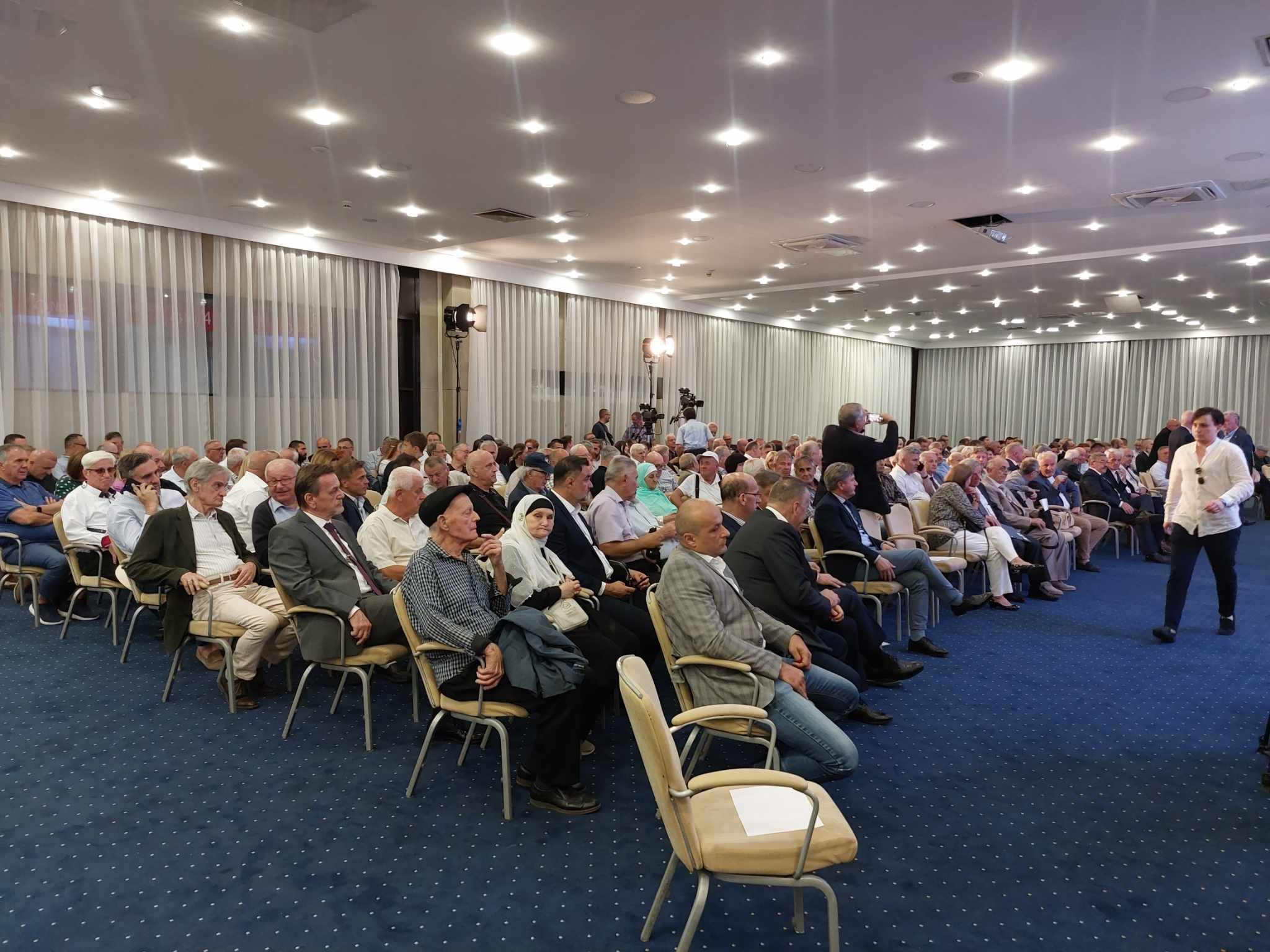Nakon dvosatne prezentacije stavova i procjena o načinima i formatima odgovora na nasrtaje na suverenitet naše domovine, Konvencija je usvojila slijedeće: 