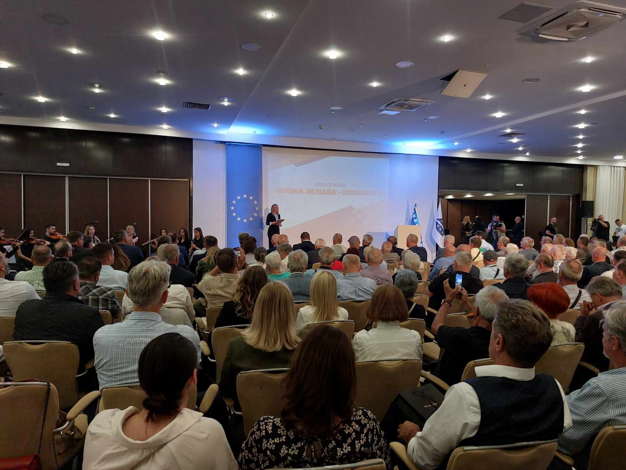 Nakon dvosatne prezentacije stavova i procjena o načinima i formatima odgovora na nasrtaje na suverenitet naše domovine, Konvencija je usvojila slijedeće: 