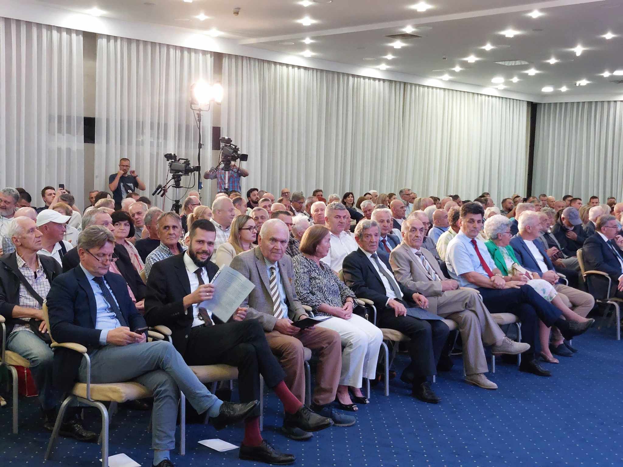 Nakon dvosatne prezentacije stavova i procjena o načinima i formatima odgovora na nasrtaje na suverenitet naše domovine, Konvencija je usvojila slijedeće: 
