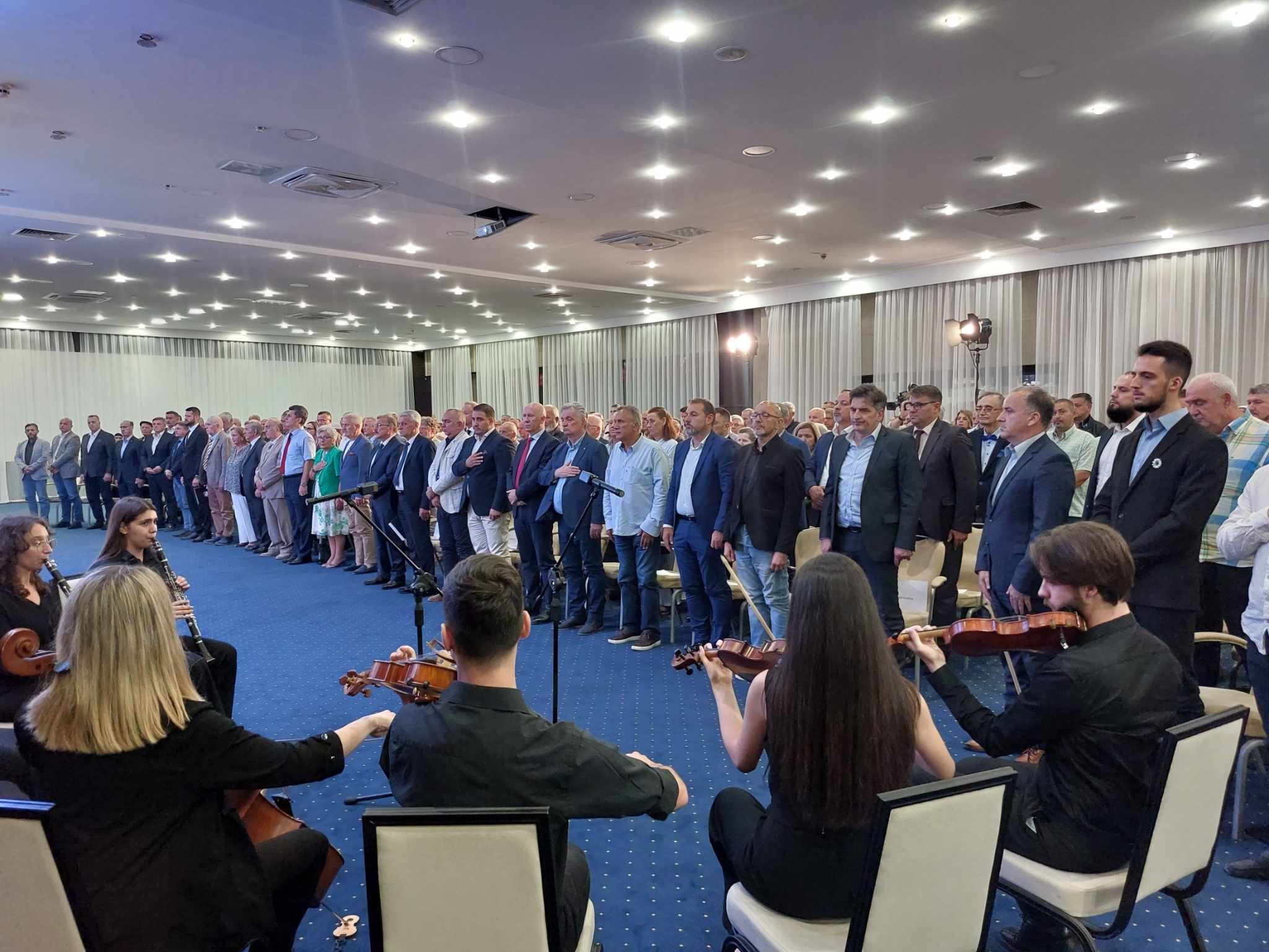 Nakon dvosatne prezentacije stavova i procjena o načinima i formatima odgovora na nasrtaje na suverenitet naše domovine, Konvencija je usvojila slijedeće: 