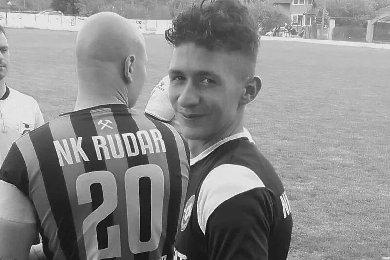 Tragedija se dogodila jučer kada je pomenuti golman stradao od udara struje u ugostiteljskom objektu.