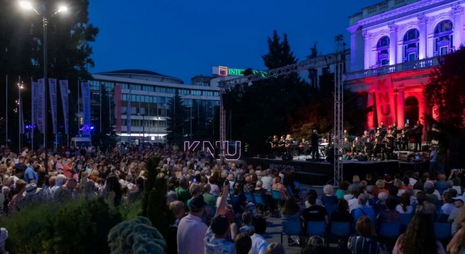 Za kraj večeri 9. jula, sa početkom u 22:00 sata u parku ispred Evropske kuće kulture i nacionalnih manjina (Austrijska kuća) biti će upriličen koncert DJ-eva