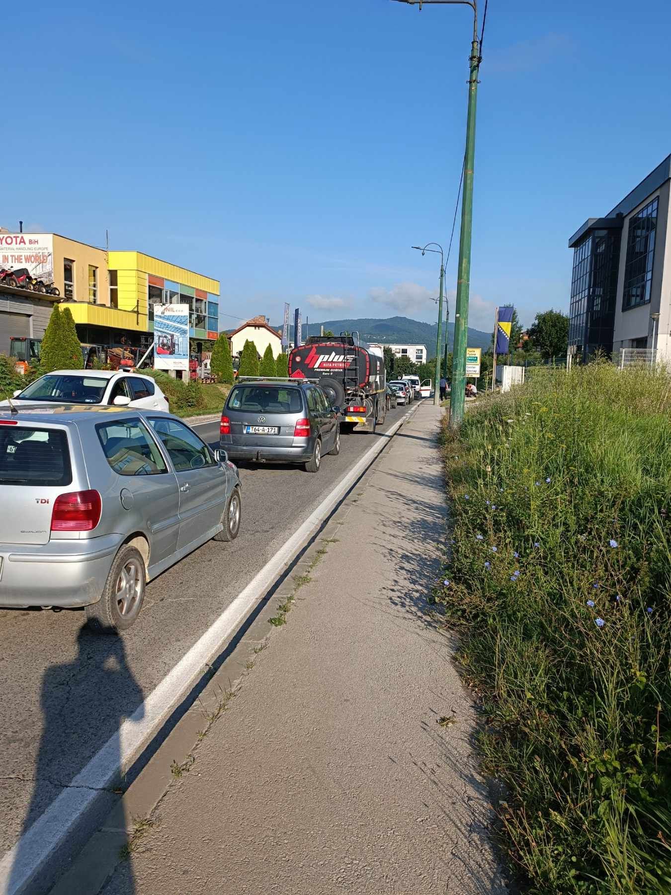 Saobraćaj se odvija usporeno, naizmjenično jednom trakom              