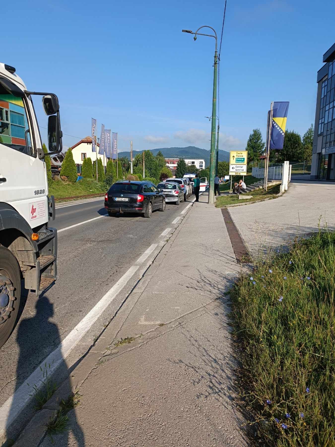Saobraćaj se odvija usporeno, naizmjenično jednom trakom              