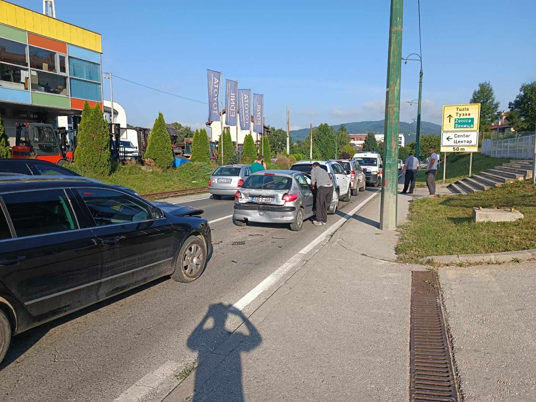 Saobraćaj se odvija usporeno, naizmjenično jednom trakom              