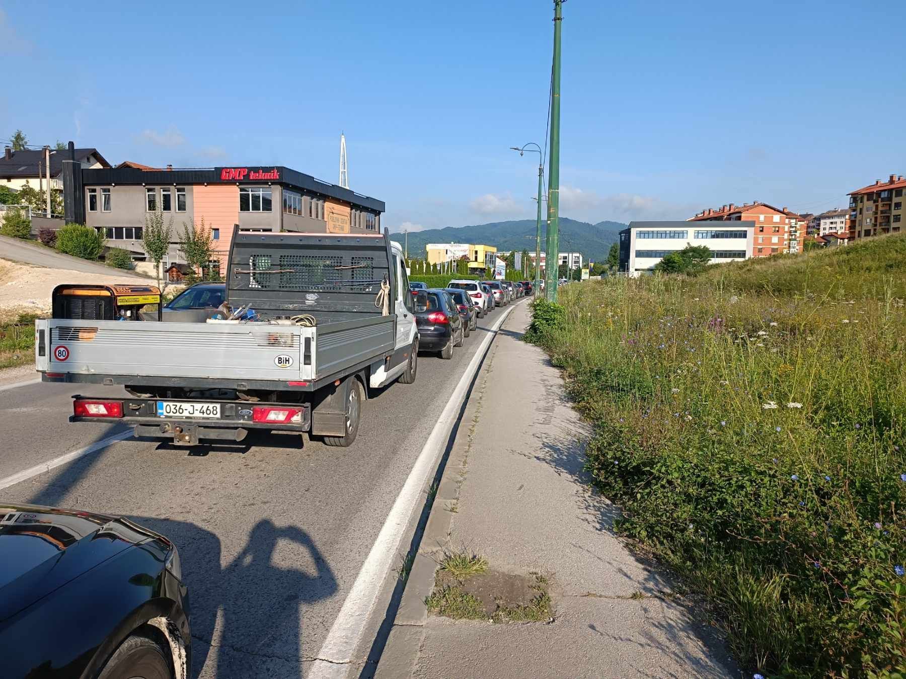 Saobraćaj se odvija usporeno, naizmjenično jednom trakom              