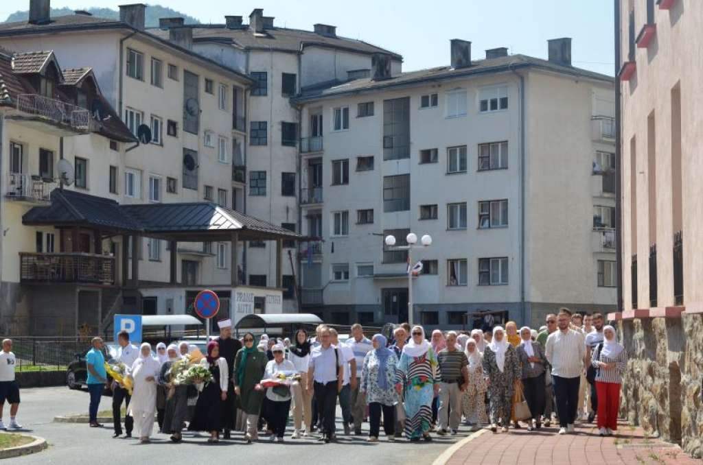 Majke Srebrenice i preživjele žrtve genocida obišli mjesta masovnih stratišta